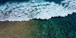 海边浪花拍打沙滩美景