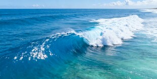 蓝色大海中的翻涌浪花