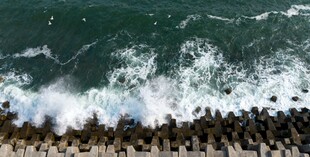 海浪拍打岸边防波堤