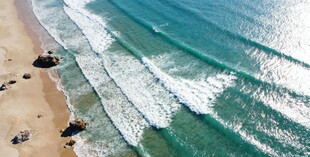 海浪轻拍沙滩的美丽景致