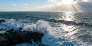 海上日出浪花翻涌