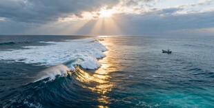 海上日出孤舟破浪前行