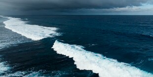 汹涌海浪拍击深蓝海岸