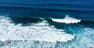 蔚蓝大海翻涌白色浪花