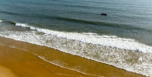 金色沙滩与海浪