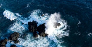 海浪拍击礁石的壮阔景象