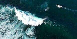 海上快艇激起白色浪花