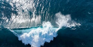 海上冲浪激起澎湃浪花