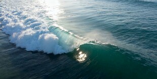 海上冲浪者迎浪驰骋