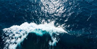 蔚蓝大海中的翻涌浪花