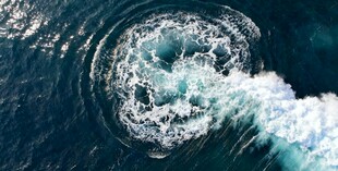 汹涌海浪漩涡特写