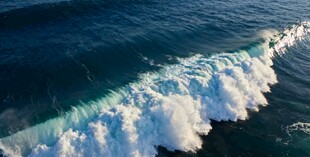 海上翻涌的白色浪花