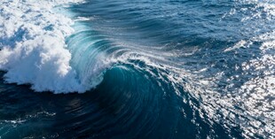 汹涌海浪展现海洋磅礴力量