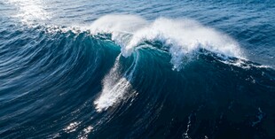 汹涌海浪展现大海磅礴力量