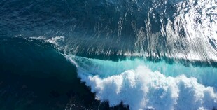 汹涌海浪拍打陡峭悬崖