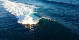 海上翻涌的壮观波浪