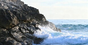 海边礁石与翻涌的浪花
