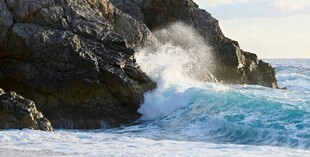 海浪拍击岩石的壮丽瞬间