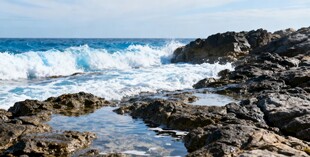 海浪拍击岸边嶙峋礁石