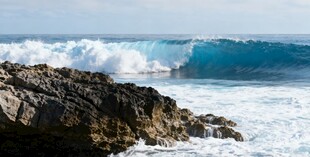 海浪拍击岩石的壮阔景象