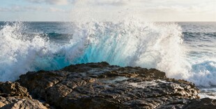 海浪拍击礁石的壮美瞬间