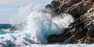 海浪拍击岩石壮观景象