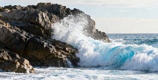 海浪拍击嶙峋礁石