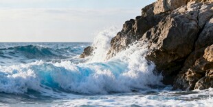 海浪拍击岩石的壮丽瞬间