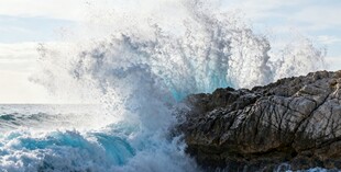 海浪拍击礁石壮观景象