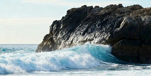 海浪拍打礁石的壮丽景象