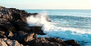 海浪拍击岸边岩石景观