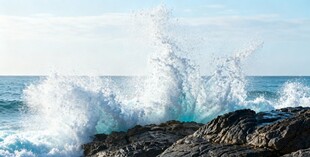 海浪拍打礁石的壮观景象