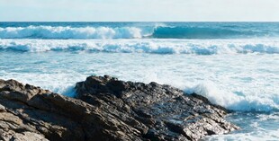 海边礁石与翻涌的海浪