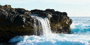 海边岩石瀑布壮观景象