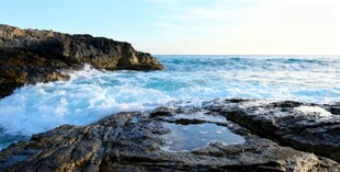 海边礁石与翻涌海浪