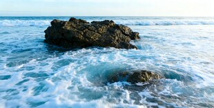 海浪拍击礁石的美丽景象