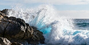 海浪拍打礁石的壮观景象