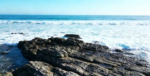 海边嶙峋礁石与翻涌海浪