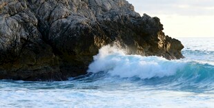 海浪拍击岩石的壮丽景象