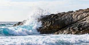 海浪拍击岸边岩石