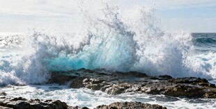 海浪拍击礁石的壮观景象