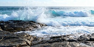 海浪拍打礁石的壮丽景象