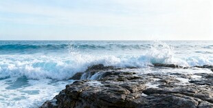 海边礁石上的翻涌海浪