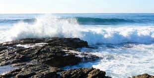 海浪拍打岩石的壮观景象