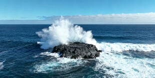海上礁石激起白色浪花