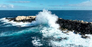 海浪拍打礁石的壮美海景