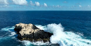 海中孤岩迎击汹涌海浪