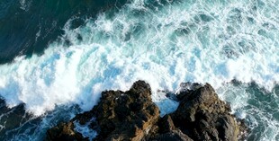 海浪拍击礁石的壮观景象