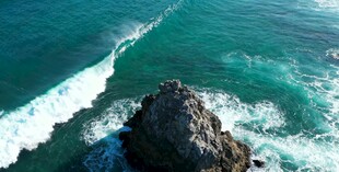 海上孤岩浪花翻涌