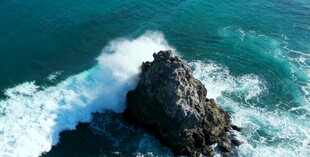 海浪拍击礁石的壮阔景象